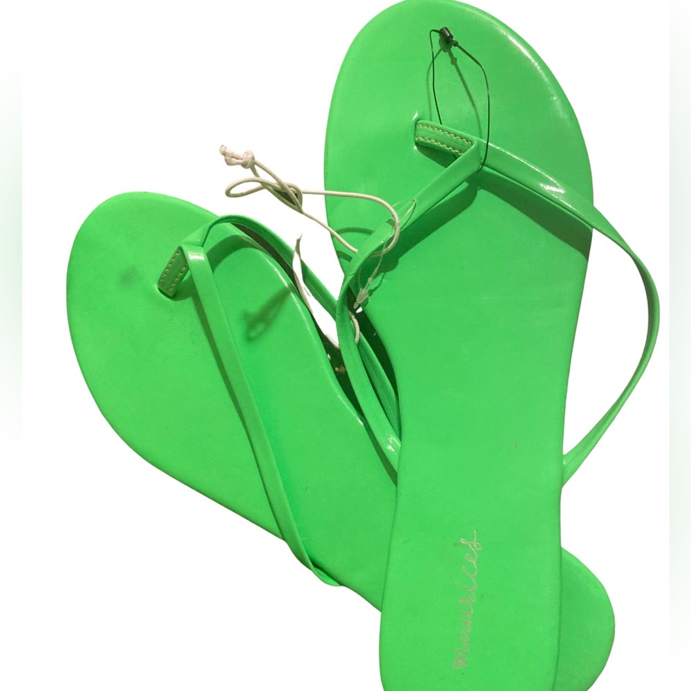 Maurice’s Green skinny flip flops 💚💚